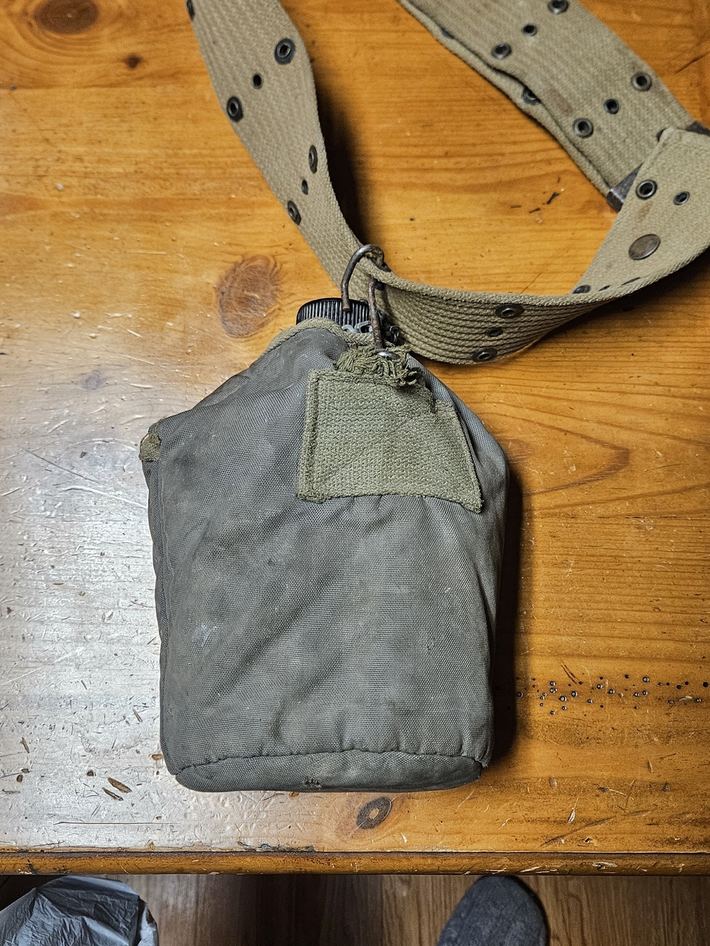 Military-Style Olive Green Canvas Canteen Pouch with Strap